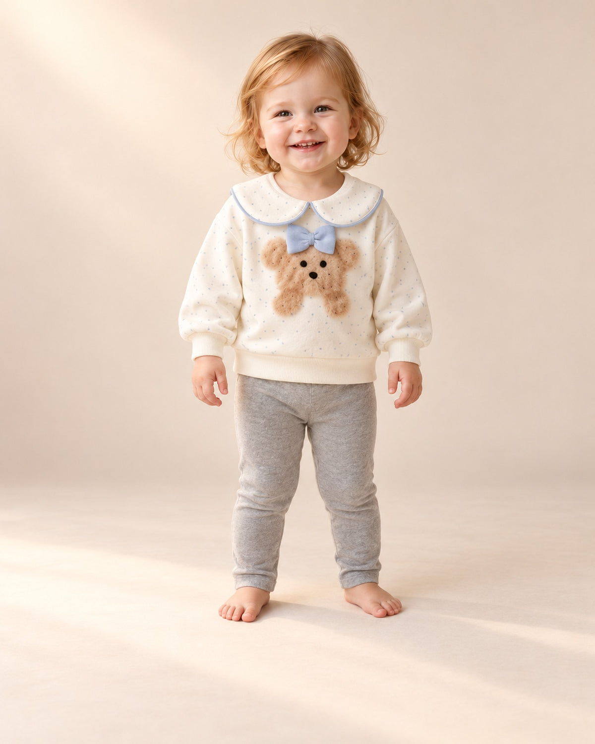 Front view of the polka-dot teddy sweatshirt, full length – Cream