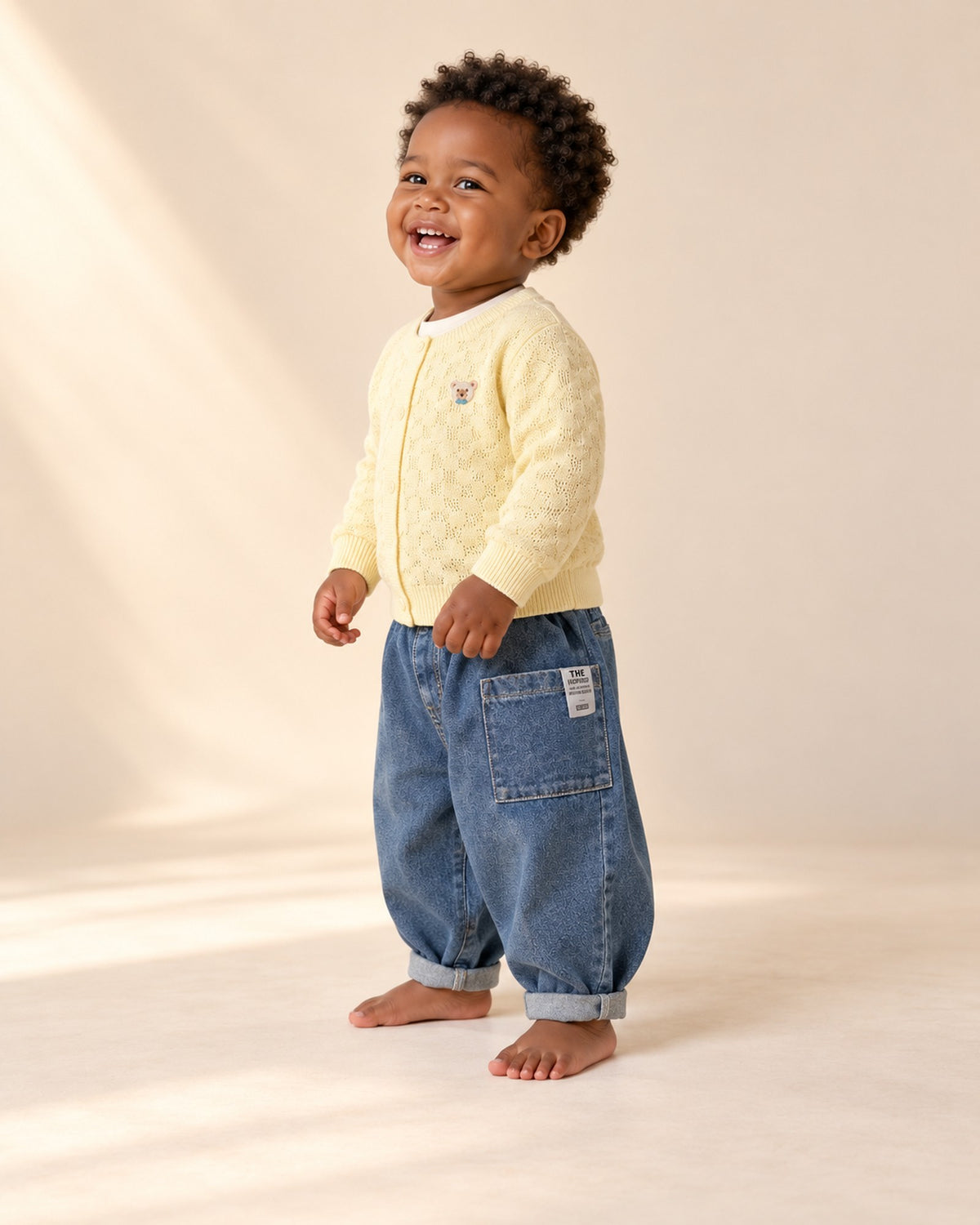 Side view of the balloon-leg jeans with the yellow cardigan – Mid Wash