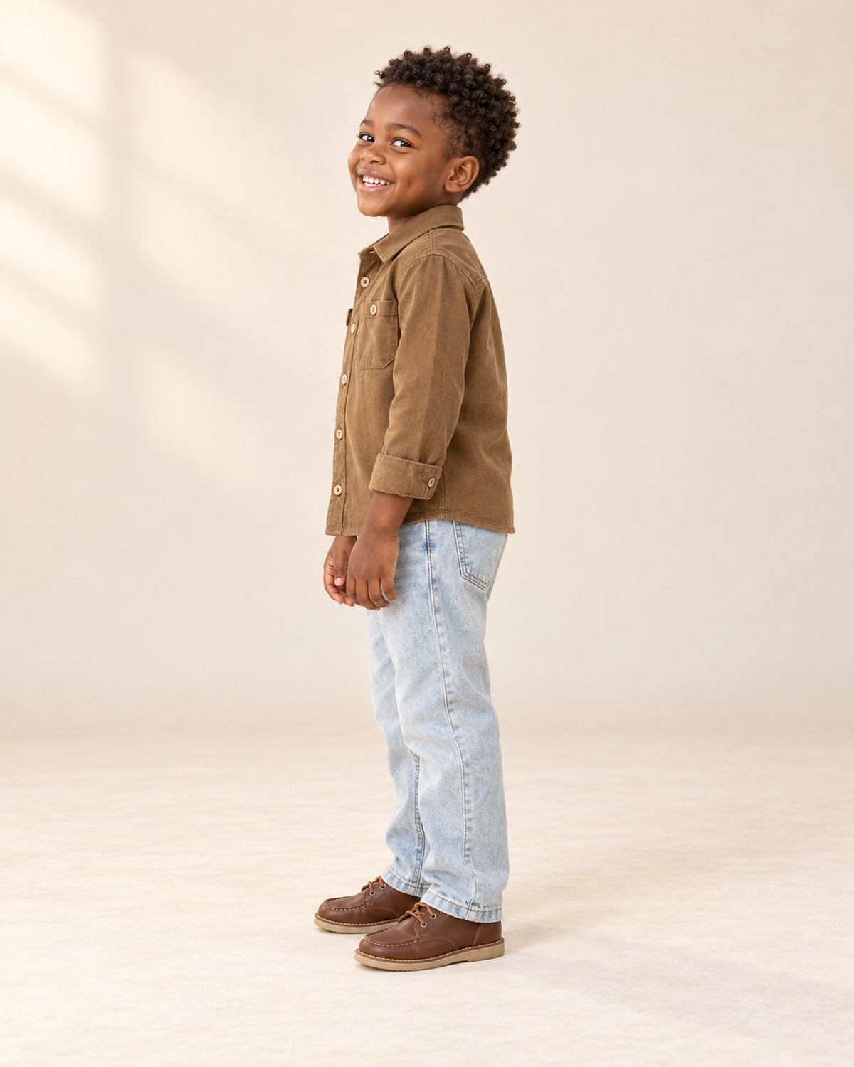 Side view of the camel cotton shirt and straight jeans – Camel